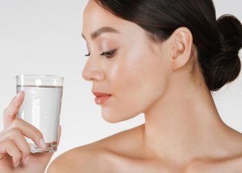 Minum Air Putih Bisa Bikin Kulit Glowing? Ini Penjelasannya!