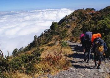 Hobi Mendaki Gunung? Ini 5 Destinasi yang Harus Kamu Coba