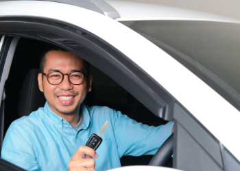 Gaji UMR, Bisa Punya Mobil? Simulasi Cicilannya!