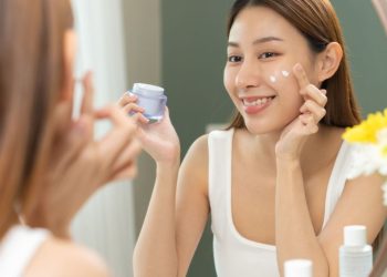 Kenapa Harus Pakai Sunscreen, Bahkan Pas di Dalam Rumah?