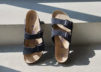 Sandal atau Sneakers? Mana yang Lebih Nyaman?
