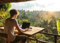 Tren ‘Workcation’: Beneran Produktif atau Cuma Gaya?