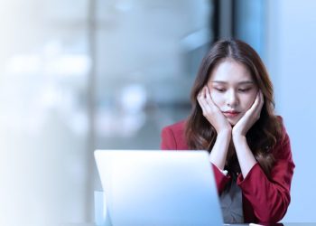 PUNYA BANYAK TEMEN KAYA: TEKANAN FINANSIAL ATAU MOTIVASI?