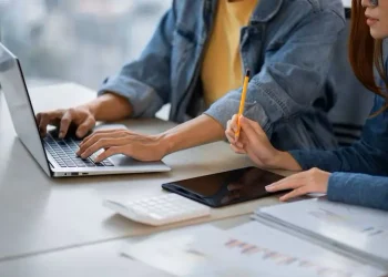 TREN KARIR 2025: PROFESI YANG BAKAL BOOMING DI KALANGAN ANAK MUDA!