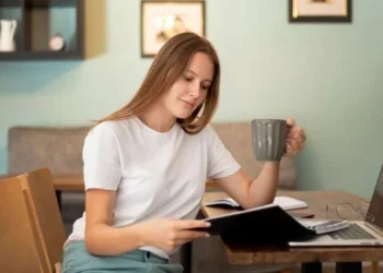 SIDE HUSTLE YANG BISA NAMBAH CUAN DI 2025!
