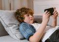 Digital Detox: Saatnya Anak Muda Rehat dari HP, Biar Hidup Makin Asik!