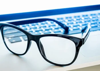 Blue Light Glasses: Beneran Bikin Mata Aman dari Layar?