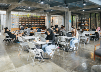 Ngopi Sambil Ngoding! Komunitas Coworking Space yang Bikin Betah ☕