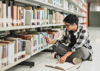 Komunitas Baca Buku: Bagaimana Anak Muda Menjaga Minat Membaca di Era Digital?
