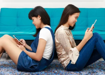 Media Sosial & Kesehatan Mental Anak Muda: Bikin Bahagia atau Makin Cemas?