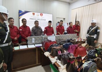 Bongkar Aset Mewah Mantan Bupati Pesawaran! Kejati Lampung Sita Mobil & Tas Branded Miliaran