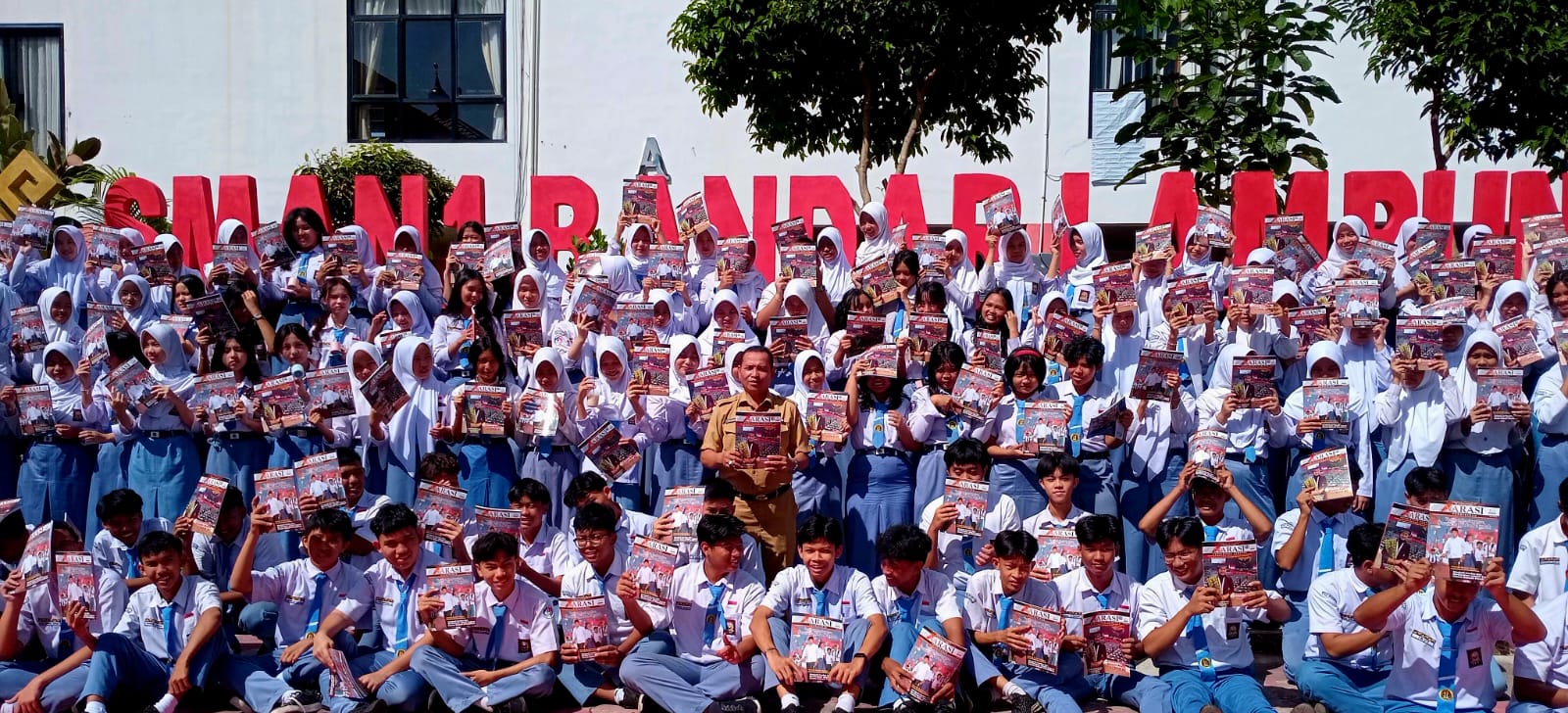 Seru Banget! Ratusan Siswa SMAN 1 Bandar Lampung Antusias Serbu Majalah Pendidikan Narasi