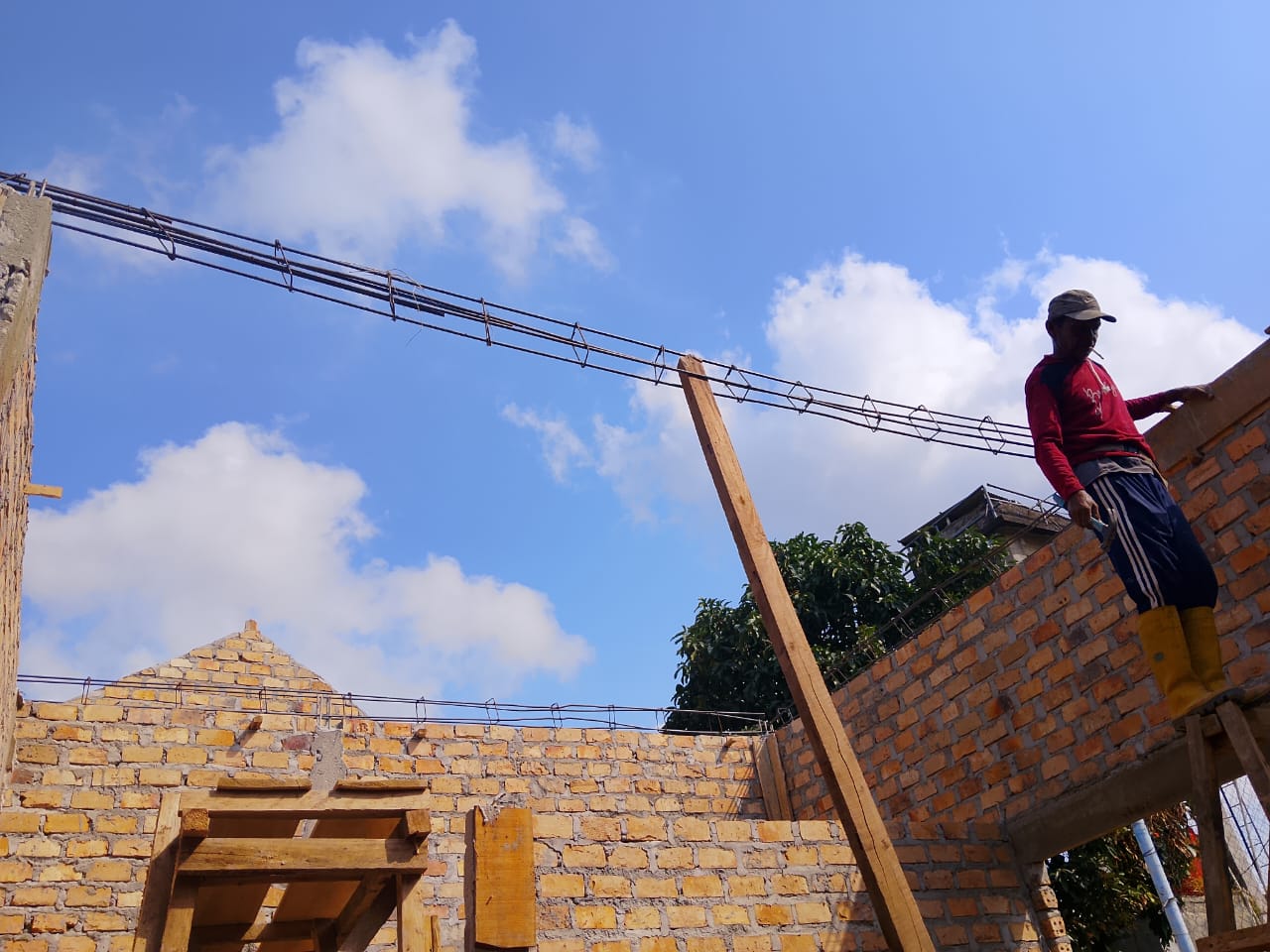 Besi Tiang Diduga Tak Sesuai Spek, Proyek Revitalisasi SDN 01 Gunung Sari Minta Diaudit